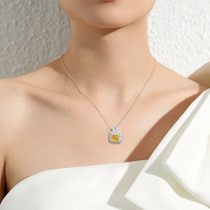 Collier élégant en argent S925 avec pendentif diamant jaune coupe coussin sur mannequin