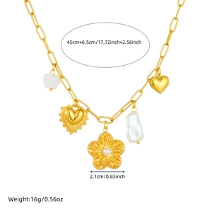 Collier en acier doré avec breloques cœur, perle et fleur sur fond blanc professionnel