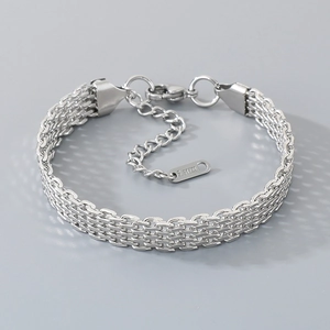 Détail du bracelet chaîne tennis en acier inoxydable avec fermoir mousqueton et extension