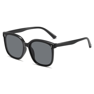 Lunettes de soleil noires pour enfants avec verres gris foncé et protection UV pour garçons