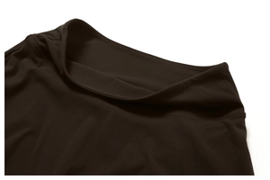 Detailaufnahme des Boot-Ausschnitts an einem dunkelbraunen Yoga-Top aus Stretch