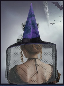 Détail du chapeau de sorcière gothique violet avec voile en résille pour Halloween