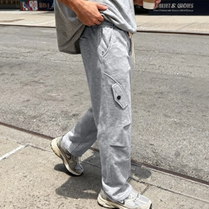 Pantaloni della tuta larghi grigi da uomo con tasche cargo e vita con coulisse