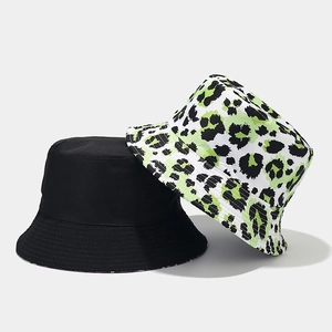 Dettaglio dei cappelli a secchiello reversibili in nero e stampa leopardata alla moda