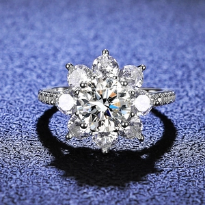 Sunflower-shaped moissanite ring in 925 silver finish with brilliant round cut petals