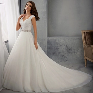 Robe de mariée élégante en dentelle avec col en V, ceinture scintillante et traîne