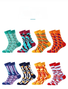 Detailansicht von 8 Paar Socken mit bunten geometrischen Mustern und abstrakten Formen