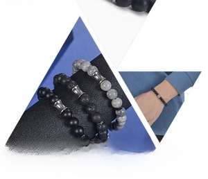 Gros plan de bracelets pour hommes en pierres naturelles mates et acier inoxydable