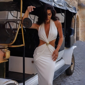 Détail d'une robe licou blanche élégante avec col en V profond et découpe à la taille chic