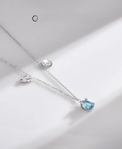 Nahaufnahme der S925 Silberhalskette mit Aquamarin-Wassertropfen und Wassermann-Anhänger