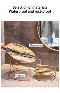 Detalle de estante de baño nórdico de hierro dorado con balda de cristal jaspeado