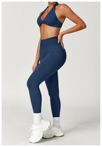 Detail eines marineblauen Yoga-Sets mit Cross-Neck-Sport-BH und figurbetonter Leggings