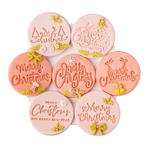Set aus rosa Fondantformen für Frohe Weihnachten mit geprägten Rentier- und Festmustern
