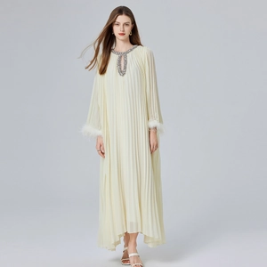 Robe longue plissée blanc cassé avec col perlé et poignets en plumes d'autruche