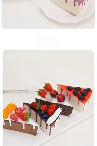 Detailweergave van diverse PU kunstmatige slagroomtaarten met realistisch fruit