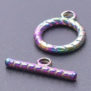 Vue macro d'un fermoir à bascule arc-en-ciel avec design torsadé pour création de bijoux