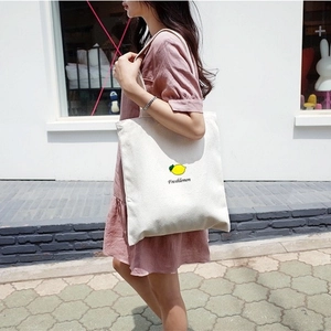 Minimalistische Stofftasche aus Segeltuch mit Zitronenmuster und bequemen Trägern