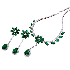 Parure de bijoux vintage avec fleurs en zircon vert, collier à gland et boucles d'oreilles