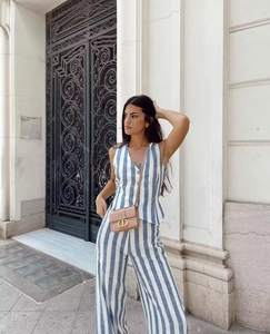 Détail d'un ensemble gilet et pantalon large à rayures bleues et blanches avec boutons