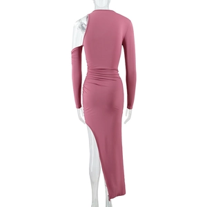 Dettaglio del retro dell'abito arricciato rosa con spacco laterale e maniche lunghe