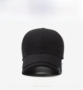 Vue détaillée d'une casquette en coton noir avec boucle métallique et logo Sport Fashion