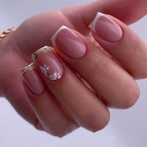 Faux Ongles Carrés Courts Style Français Rose Nude Élégant Avec Motif Fleur Blanche Et Bordure Feuille D'or Pour Femmes