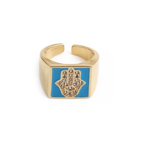 Détail de la bague Main de Fatma avec émail bleu et zircon blanc sur monture dorée