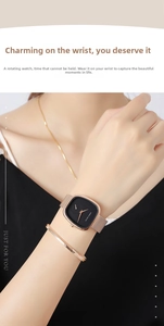 Detail der roségoldenen Milanaise-Uhr und des passenden Armbands am Handgelenk