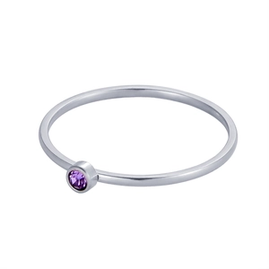 Bague en acier inoxydable argenté avec un zircon cubique violet de forme ronde