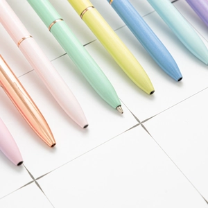 Eleganti penne a sfera in metallo con perle in colori macaron e metallizzati