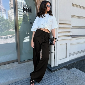 Damen Sommer-Set mit weißem kurzem Shirt zum Knoten und schwarzer Hose mit weitem Bein