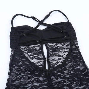 Détail de combinaison en dentelle noire avec bretelles croisées et découpe goutte d'eau