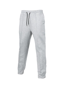 Dettaglio dei pantaloni sportivi grigio chiaro con trama a nido d'ape e coulisse nera