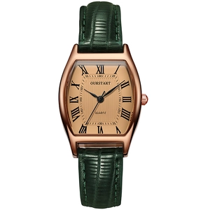 Gros plan détaillé du boîtier tonneau en or rose avec bracelet en cuir crocodile vert