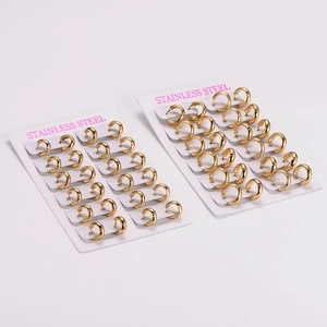 Poliertes 4mm Gold Edelstahl-Creolen-Set auf Präsentationsbrettern