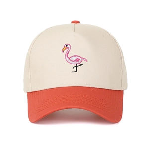 Nahaufnahme der Flamingo-Stickerei auf zweifarbiger beige-oranger Baseball-Kappe