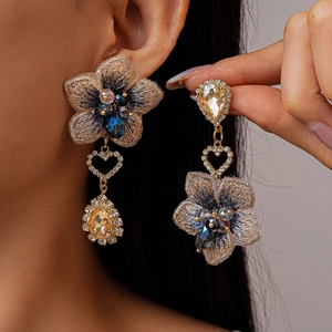 Boucles d'oreilles vintage fleurs brodées avec strass et cristal de champagne