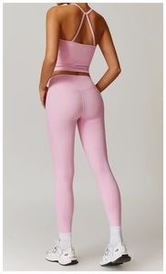 Vue arrière d'un ensemble de yoga rose à bretelles croisées et taille haute ajustée