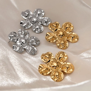 Boucles d'oreilles fleur en acier inoxydable 316 avec fini martelé en doré et argenté