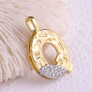 Pendentif lettre Q doré avec zircons blancs sertis sur un fond de corail blanc