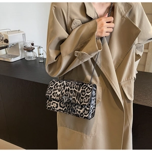 Nahaufnahme der Leoparden-Tasche mit dunkler Kette und sicherem Drehverschluss