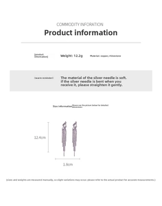 Vue macro de longues boucles d'oreilles à pompons violets avec dimensions et tiges en argent