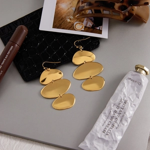 Boucles d'oreilles à trois niveaux en acier titane doré aux formes irrégulières et polies