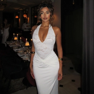 Robe longue blanche élégante en dentelle dos nu avec coupe ajustée et design sophistiqué