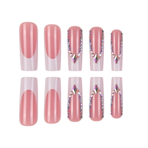 Unghie finte French rosa con strass luccicanti e accenti di diamanti colorati