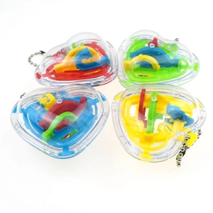 Quattro mini puzzle labirinto 3D a forma di cuore colorato con portachiavi su sfondo bianco