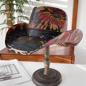 Chapeau de cowboy d'été tressé avec motifs floraux et étoiles sur support en bois