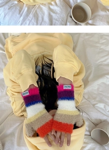 Gants sans doigts en peluche à rayures arc-en-ciel avec une texture tricotée douce