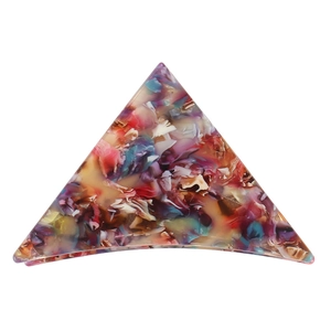 Détail d'une pince à cheveux triangulaire en acétate avec motifs marbrés colorés