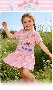 Détail du tissu rayé rose avec une jolie broderie de dinosaure violet sur la robe fille